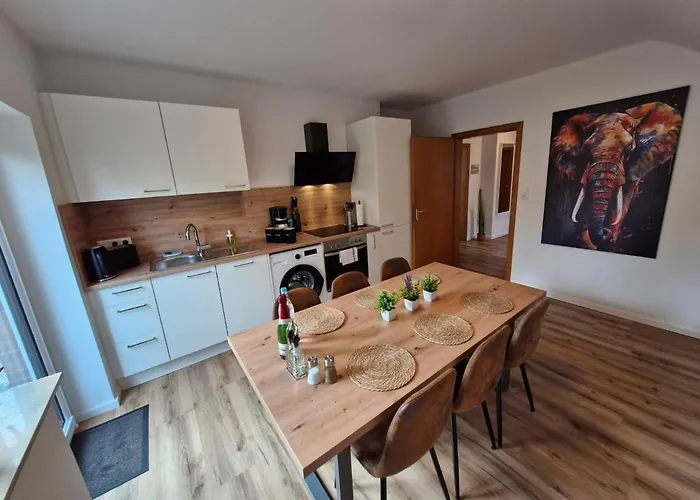 Allergruen, Balkon Mit Blick In Appartamento